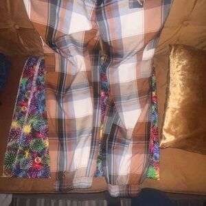 Casual pants with elastics bottoms.